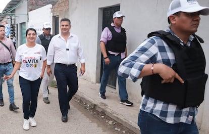 Olvita Palomeque  y Willy Ochoa, candidatos por la coalición Fuerza y Corazón por México, son custodiados por la Guardia Nacional en Huixtla, el 19 de mayo.