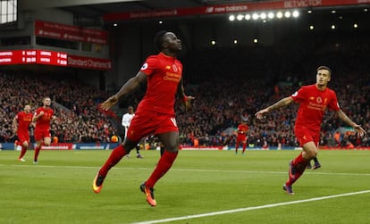 Sadio Mané celebra uno de los goles que sirvieron para que el Liverpool llegase al liderato de la Premier League.