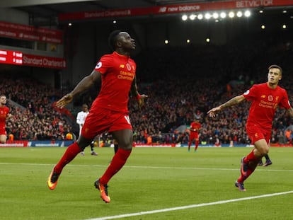 Sadio Man&eacute; celebra uno de los goles que sirvieron para que el Liverpool llegase al liderato de la Premier League.