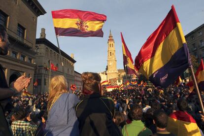Miles de personas durante la manifestación que han realizado hoy por las calles de Zaragoza a favor de la República.