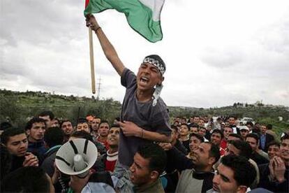 Un joven palestino, aupado por una multitud, grita consignas contra el Ejército israelí en Beit Sira.