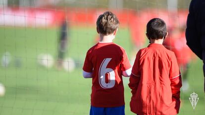 Dos niños en la Escuela de Fútbol de Mareo, la cantera del Real Sporting.