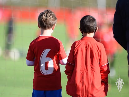 Dos niños en la Escuela de Fútbol de Mareo, la cantera del Real Sporting.