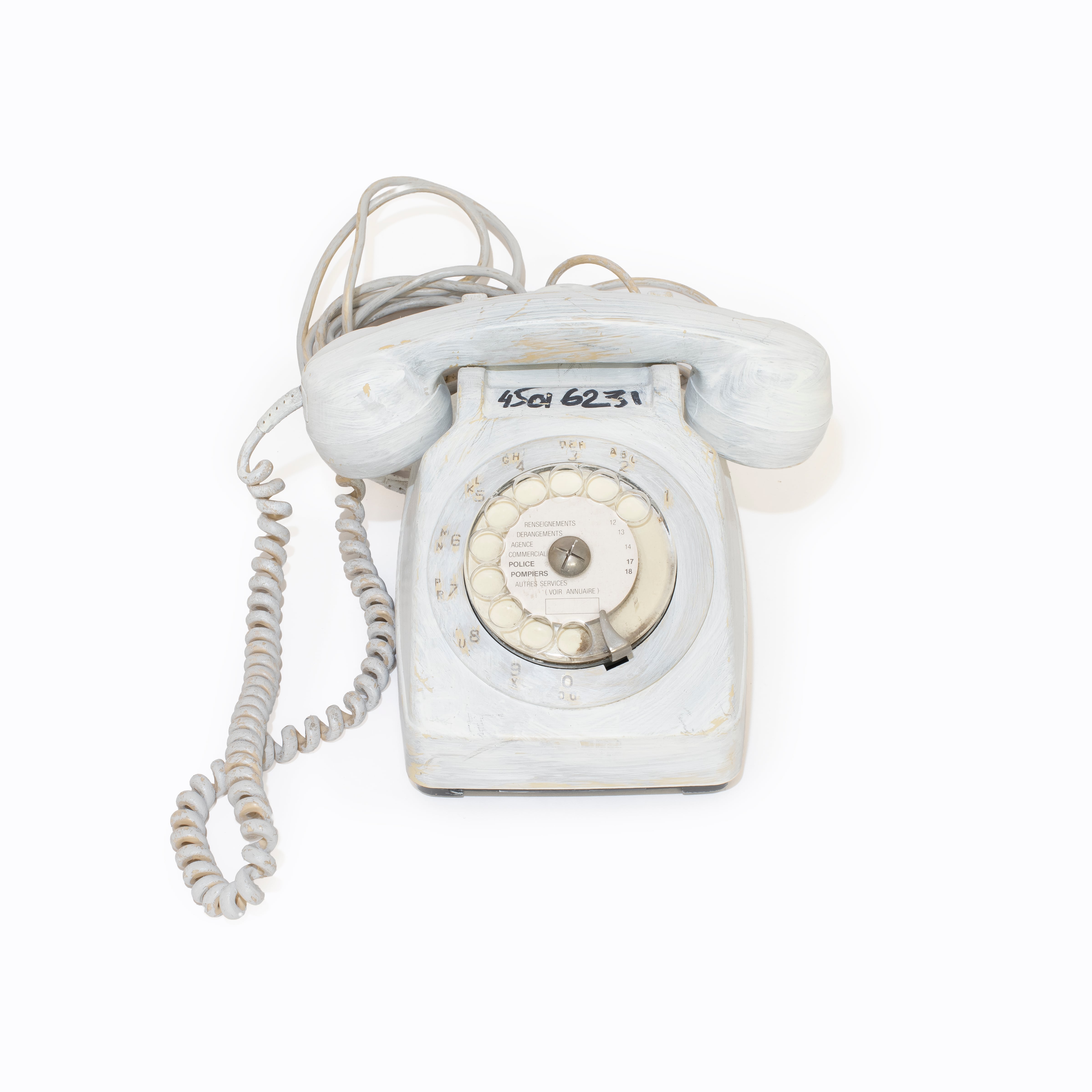 El teléfono fijo de los noventa en el que Margiela pintó su número con rotulador.