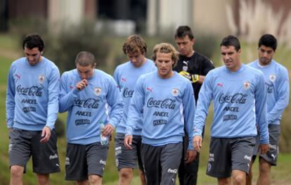 Godin, Pérez, Lugano, Forlán, Muslera, Scotti y Suárez, en un entrenamiento de la selección de Uruguay en Montevideo.