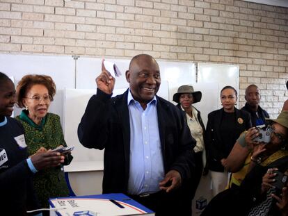 El presidente sudafricano y aspirante a la reelección, Cyril Ramaphosa, vota en su colegio electoral en Soweto este 29 de mayo.
