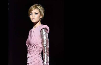 Los famosos no solo estuvieron en las gradas, el diseñador también contó para su desfile con algunas de las modelos más buscadas del momento. En la imagen, Gigi Hadid.