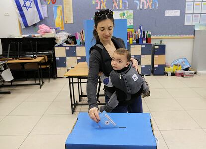 El partido derechista Likud, del primer ministro israelí, Benjamín Netanyahu, quedaría en segunda posición con entre 20 y 21 diputados, y el resto de partidos se repartiría el resto de escaños de la Asamblea legislativa. En la imagen, una mujer vota junto a su bebé en la ciudad de Haifa.