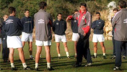 Diarte da instrucciones durante un entrenamiento con el Nàstic.