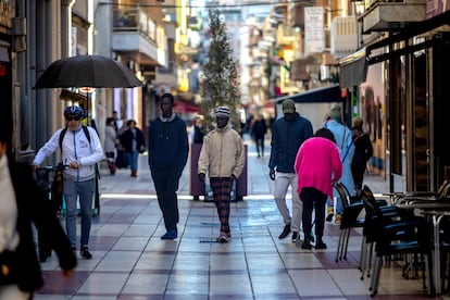 Varios migrantes pasean por el centro de Calella (Barcelona).