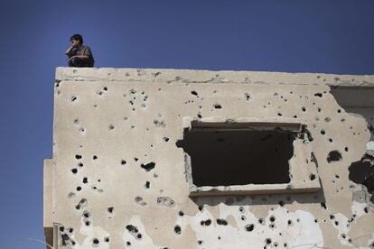 Un niño observa desde una casa destruida cerca al cruce fronterizo con Egipto, Rafah, en la Franja de Gaza.