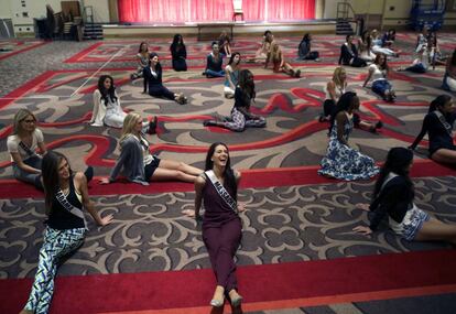 Varias participantes del concurso Miss Usa descansan durante un receso del ensayo general de la prueba en Louisiana.