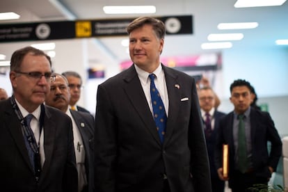 El embajador de EE UU, Christopher Landau, llega a México.