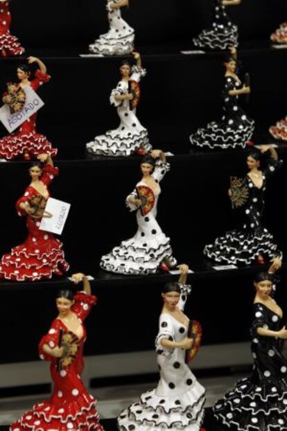 Varias figuras de bailaoras flamencas.