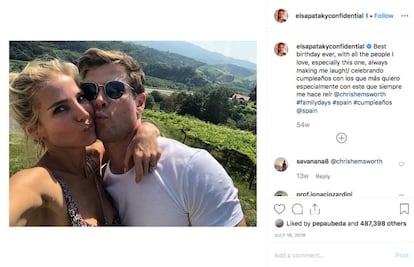 Elsa Pataky y su marido Chris Hemsworth se besan en un 'selfi' en Guetaria.