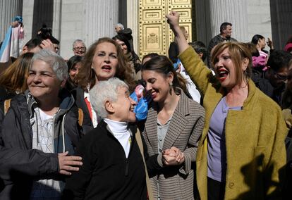 En primer plano, Uge Sangil, la presidenta de la FELGTB. Justo detrás de ella, la activista y política Carla Antonelli. A la izquierda, la activista Boti García. Y a la derecha, la ministra de Igualdad, Irene Montero y la activista Mar Cambrollé. Celebraban, el 16 de febrero, la aprobación de la 'ley trans' en la entrada del Congreso de los Diputados, en Madrid.  