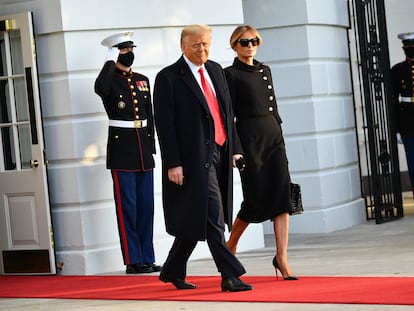 Donald Trump deixa a Casa Branca, em 20 de janeiro, com sua mulher, Melania Trump.