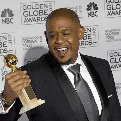 Forest Whitaker sostiene su Globo de Oro al mejor actor por su papel en el filme &#39;El ltimo rey de Escocia&#39;. Whitaker se ha impuesto, entre otros, a Leonardo DiCaprio, por &#39;Infiltrados&#39;, o a Will Smith, por &#39;The Pursuit Of Happyness&#39;.