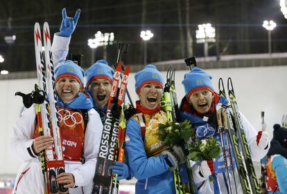 Yana Romanova y Olga Vilukhina, ambas en los extremos de la foto, cuando ganaron la medalla de plata en Sochi 2014.