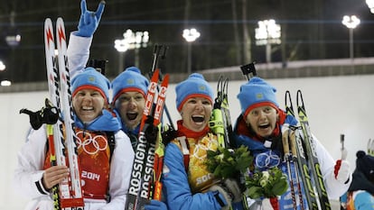 Yana Romanova y Olga Vilukhina, ambas en los extremos de la foto, cuando ganaron la medalla de plata en Sochi 2014.
