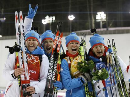 Yana Romanova y Olga Vilukhina, ambas en los extremos de la foto, cuando ganaron la medalla de plata en Sochi 2014.