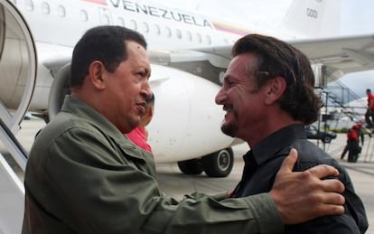 El actor estadoundiense Sean Penn con Hugo Ch&aacute;vez.