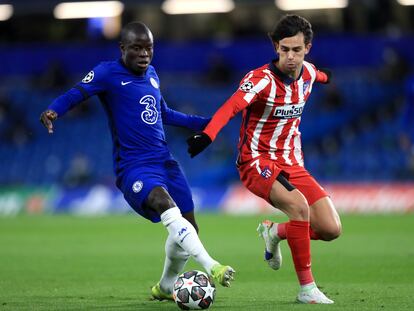 Kanté conduce el balón ante Joao Félix.