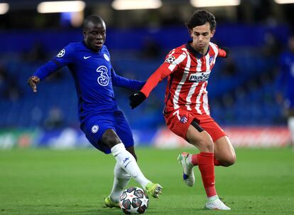 Kanté conduce el balón ante Joao Félix.