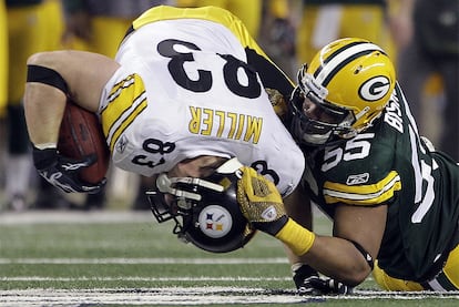 Desmond Bishop, de los Packers, placa a Heath Miller, de los Steelers.