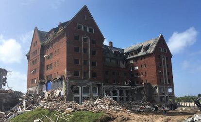 El Hotel San Rafael de Punta del Este, durante el proceso de demolición.