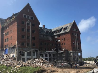 El Hotel San Rafael de Punta del Este, durante el proceso de demolición.