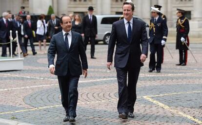 Hollande y Cameron, en la zona de Downing Street, Londres.