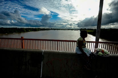 Una mujer observa el río Lempa en San Salvador, El Salvador, en noviembre de 2020.