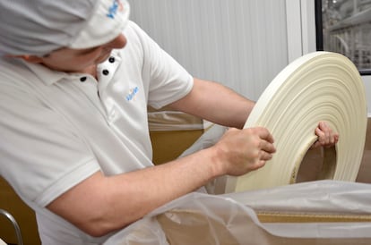 Un operario inspecciona un rollo de tripa de colágeno en la planta de Viscofan en Cáseda, Navarra.