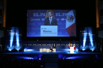 Juan Luis Cebrián, presidente del Grupo Prisa, escucha en el escenario al presidente mexicano, Enrique Peña Nieto.