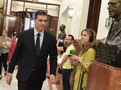 ¿Cómo tiene que quedar una chaqueta? Más de un purista se llevaría las manos a la cabeza al ver la arruga que forma la chaqueta de Pedro Sánchez en torno al abdomen. En la imagen, el líder socialista en el Congreso en 2016.