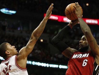 LeBron James, de los Miami Heat, y Derrick Rose, de los Chicago Bulls.