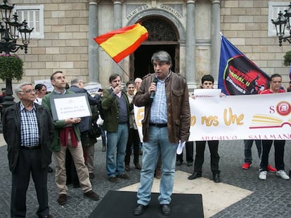 Policarpo S&aacute;nchez dirigi&eacute;ndose a los concentrados en la plaza de Sant Jaume.