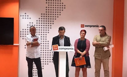 Sergi Campillo, ante el atril. Detrás, Joan Baldoví (izda), Águeda Micó y Juan Ponce durante la conferencia de prensa ofrecida este martes en la sede de Compromís. 