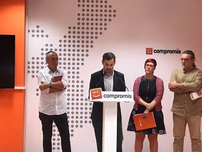 Sergi Campillo, ante el atril. Detrás, Joan Baldoví (izda), Águeda Micó y Juan Ponce durante la conferencia de prensa ofrecida este martes en la sede de Compromís. 