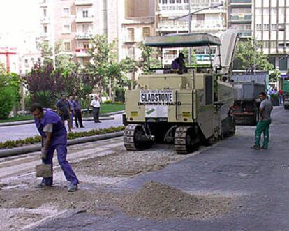 Varios trabajadores, ayer, en la reforma de la plaza de la Constitución de Jaén.