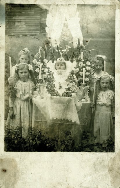La fotografía 'post mortem' fue habitual hasta el primer tercio del siglo XX, era la forma, cuando no había apenas retratos en imágenes de los seres queridos, de tener un recuerdo si fallecía. En esta tarjeta postal, cuatro niñas velan a otra fallecida, en una imagen fechada entre 1890 y 1920.