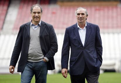 Entre ambos defendieron la meta del Athletic 23 temporadas. Dos décadas separan las carreras de José Ángel Iribar (derecha) y Andoni Zubizarreta. Dieron sus primeros pasos en el Athletic del Bilbao. En la imagen posan en San Mamés el 14 de octubre de 2008.