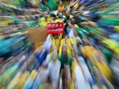 Manifestantes protestam contra o Governo Dilma em Curitiba no dia 13 de mar&ccedil;o.