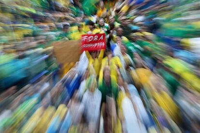 Manifestantes protestam contra o Governo Dilma em Curitiba no dia 13 de mar&ccedil;o.