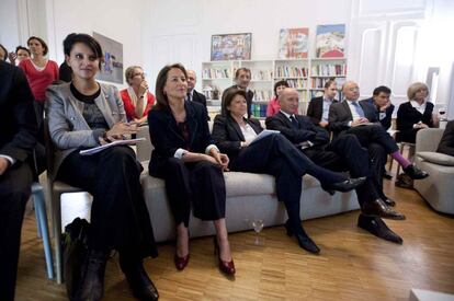 De izquierda a derecha, Najat Vallaud-Belkacem, portavoz de Hollande, Ségolène Royal, excandidata socialista, Martine Aubry, secretaria general del PS y Laurent Fabius, ex primer ministro, siguen el debate desde el cuartel general de los socialistas franceses.