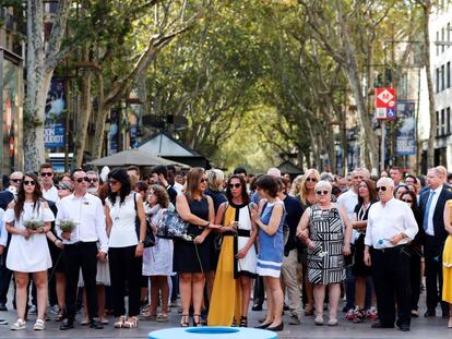 Els familiars de les víctimes dels atemptats de Barcelona i Cambrils aquest divendres en l'homenatge a la Rambla.