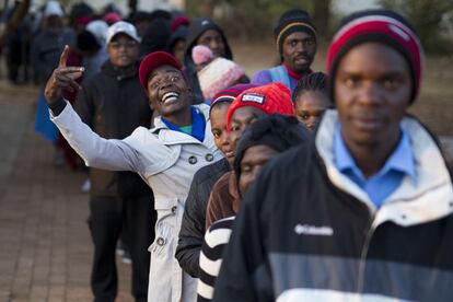 Los zimbabuenses hacen cola para votar en la escuela primaria Fitchela, en Kwekwe.