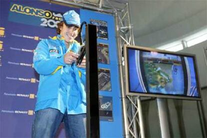 Fernando Alonso juega en la presentación de un videojuego para móviles en Barcelona.