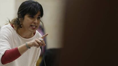 La l&iacute;der andaluza de Podemos, Teresa Rodr&iacute;guez, en una sesi&oacute;n del Parlamento andaluz. 